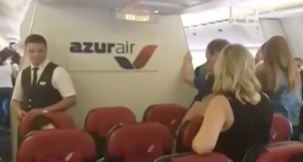 Часть пассажиров с задержанного рейса Azur Air вылетела из Внукова - m24.ru - Москва - Россия - Турция - Рига