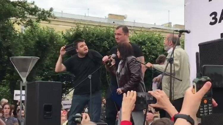 Оппозиция на митинге в Петербурге не дала слово незарегистрированному кандидату - polit.info - Россия - Санкт-Петербург - Петербург
