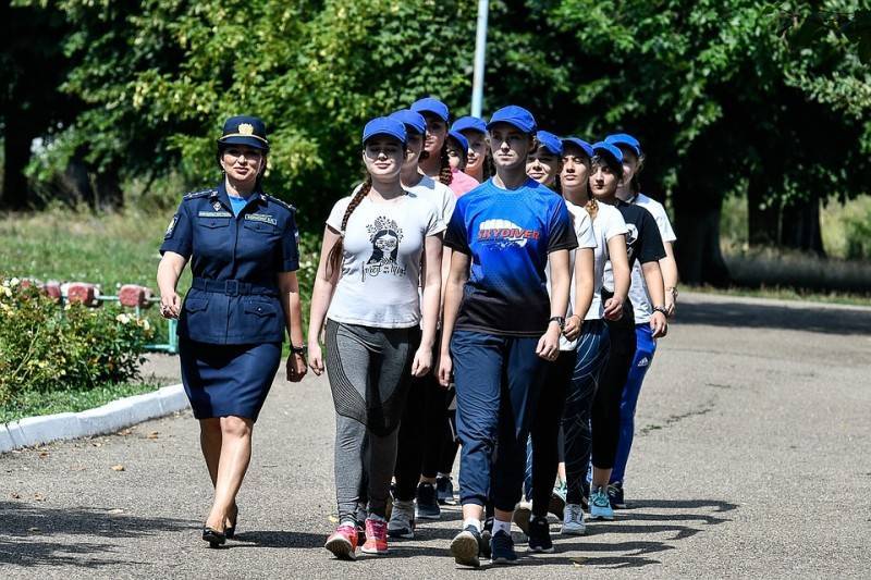 Сергей Шойгу - Владимир Путин - В Краснодарском авиаучилище имени Серова в третий раз отбирают будущих летчиц - pravdoryb.info - Россия - Краснодар