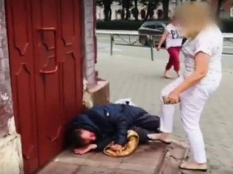 "Вставай и уходи": чиновница в Перми отпинала ногами спящего бездомного - dayonline.ru - Пермь