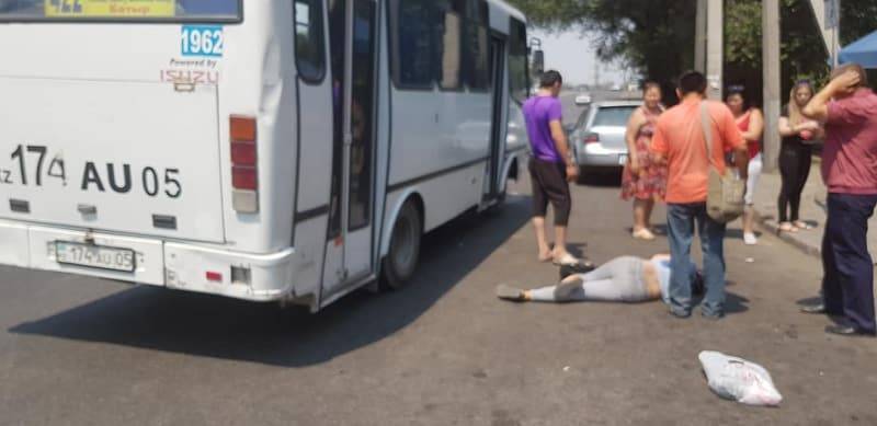 Смотрела в экран телефона: девушка выпала из автобуса в Алматы (фото) - nur.kz - Алма-Ата