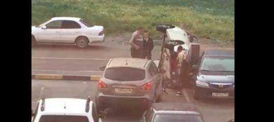 В Тюмени легковушка вылетела на парковку и опрокинулась. Водителя увезли в больницу - news.megatyumen.ru - Тюмень