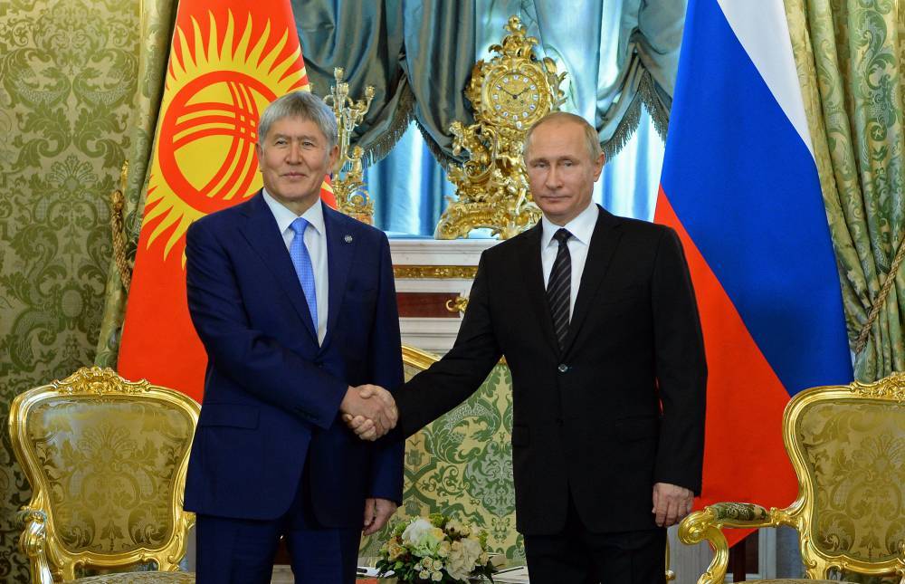 Владимир Путин - Алмазбек Атамбаев - Лидер России провёл встречу с экс-лидером Киргизии в Кремле - news-front.info - Москва - Россия - Киргизия