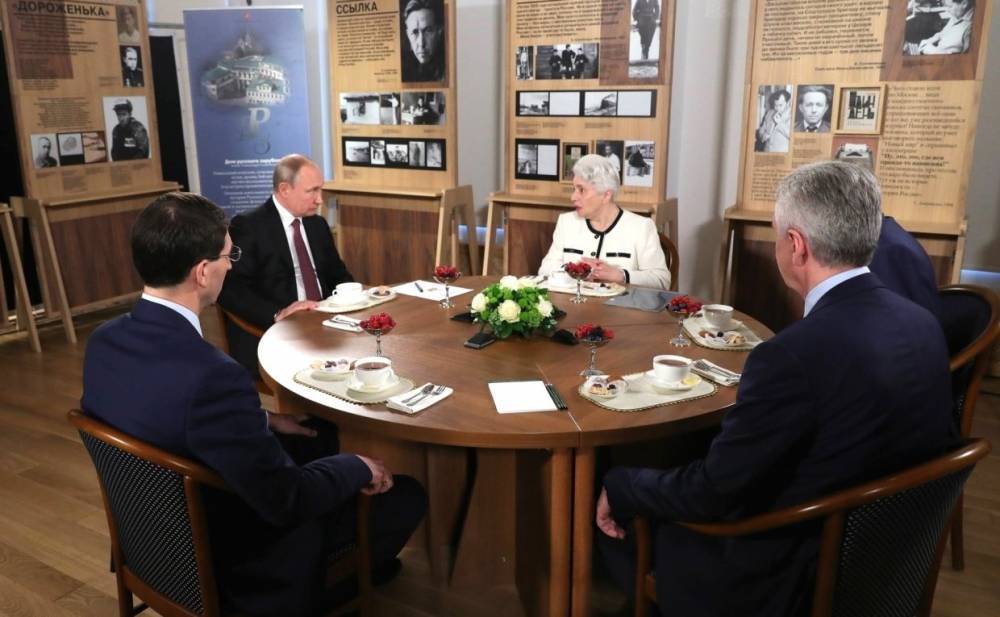 Владимир Путин - Александр Солженицын - Солженицына показала Путину экспонаты Дома русского зарубежья - riafan.ru - Москва - Россия