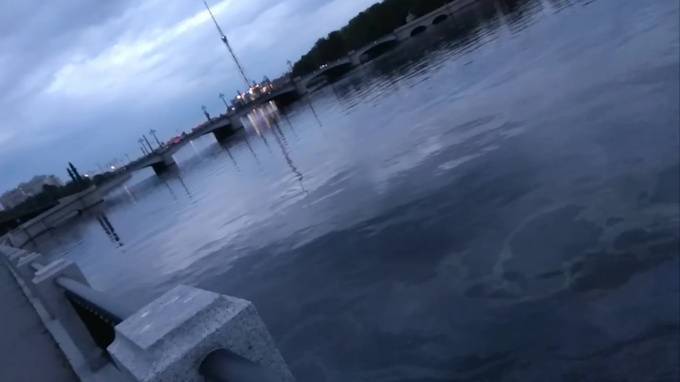 Петербуржец сообщил о масляных пятнах на воде около Кантемировского моста - piter.tv - Санкт-Петербург