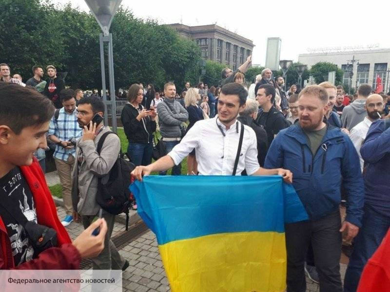 Пьяные гопники и украинские националисты провоцировали полицию на митинге в Петербурге - politros.com - Москва - Киев - Санкт-Петербург - Тбилиси - Петербург