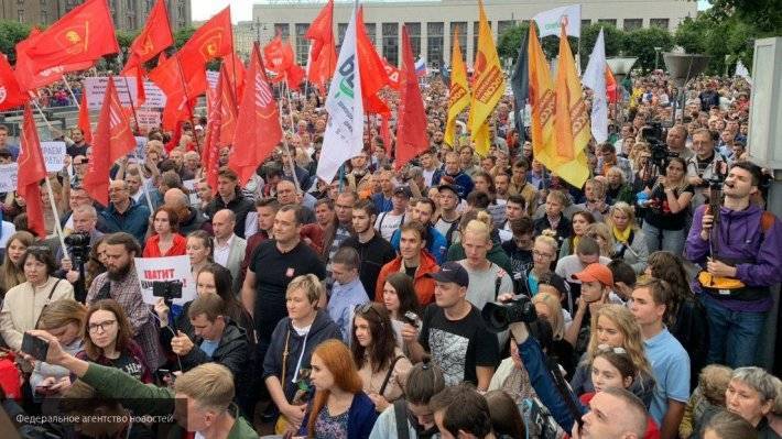 Малочисленный митинг на площади Ленина разукрасили флаги ЛГБТ-сообщества - newinform.com - Санкт-Петербург - Санкт-Петербург