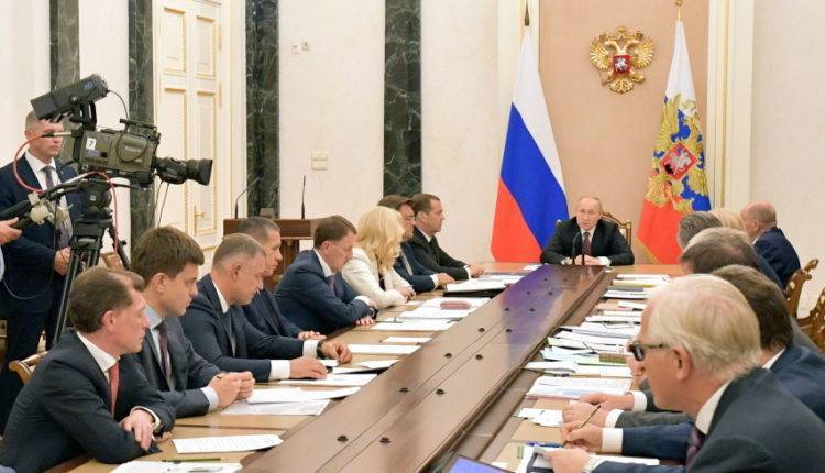 Владимир Путин - Виталий Мутко - Руслан Болотов - Путин: Нужно обеспечить Иркутскую область современными рабочими местами - newtvnews.ru - Россия - Иркутская обл. - Тулун