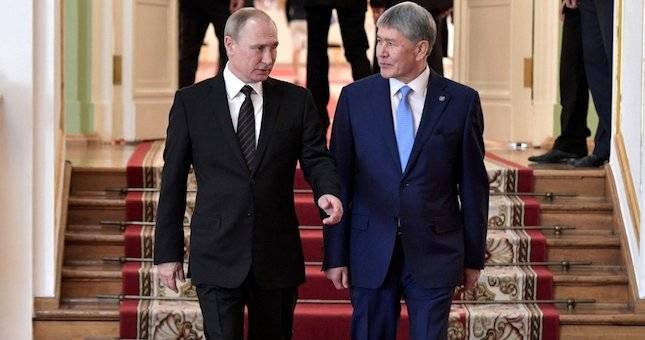 Владимир Путин - Алмазбек Атамбаев - Сооронбая Жээнбеков - Путин: Народ Кыргызстана должен объединиться вокруг действующего президента - dialog.tj - Москва - Россия - Киргизия