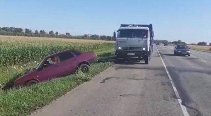 Водитель заснул за рулём и вылетел в кювет на глазах у воронежских гаишников - Новости Воронежа - moe-online.ru - Воронеж - Воронежская обл. - Луганск