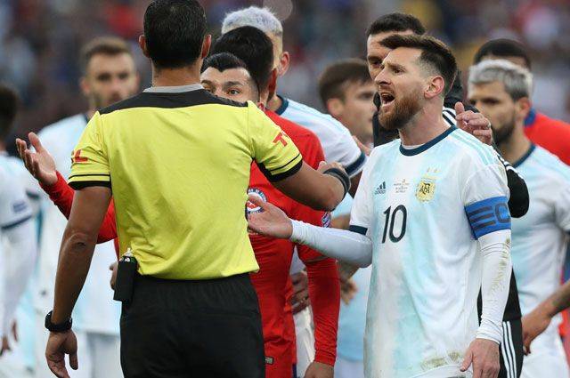 Лионель Мессин - Месси отстранили на один матч за поведение на Кубке Америки - СМИ - aif.ru - Аргентина - Катар - Чили
