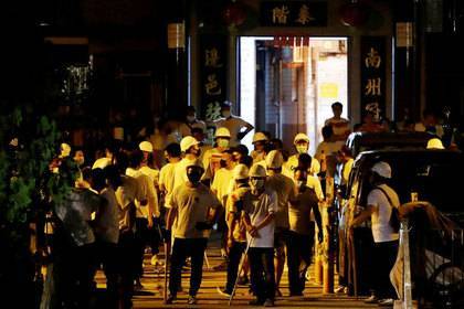 Кэрри Лам - В Гонконге появилась таинственная жестокая банда в белых футболках - lenta.ru - Китай - Англия - Гонконг - Гонконг - Тайвань - Макао