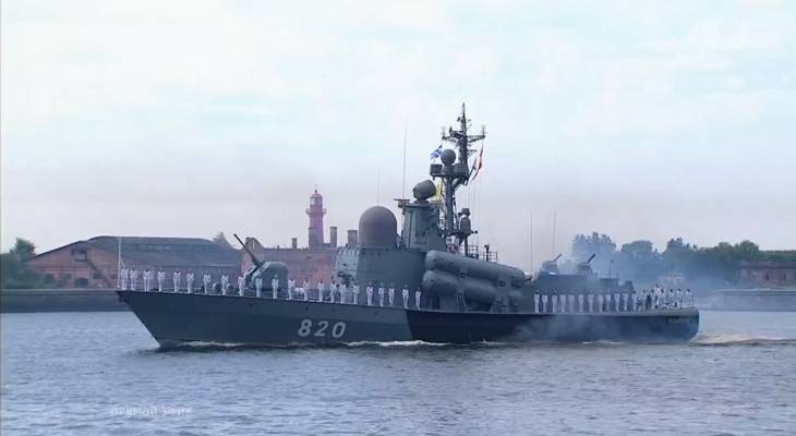 Владимир Путин - Михаил Игнатьев - Ракетный катер "Чувашия" возглавил колонну на главном военно-морском параде страны - pg21.ru - Россия - Санкт-Петербург - респ. Чувашия