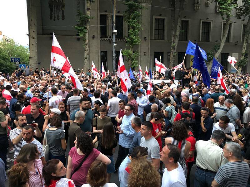 Тысячи людей в Грузии вышли на митинг за дружбу с Россией - tvc.ru - Москва - Россия - Грузия - Тбилиси - Сухум - Цхинвал