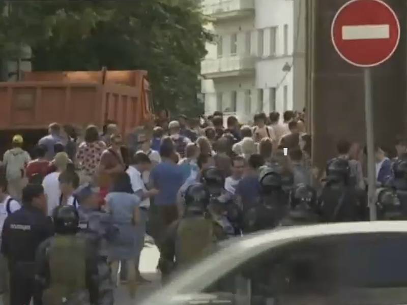 Сергей Собянин - Дмитрий Гудков - Юлий Галямин - Полиция вытеснила протестующих от здания мэрии Москвы и задержала 140 человек - sobesednik.ru - Москва