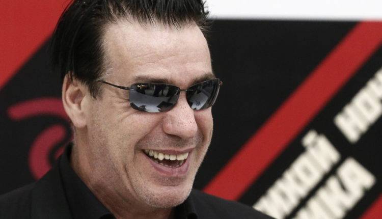 Тилль Линдеманн - Солист группы Rammstein сел за штурвал самолета (ВИДЕО) - newtvnews.ru - Россия - Санкт-Петербург - Германия