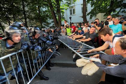 Сергей Собянин - На акции протеста у мэрии Москвы распылили газ - lenta.ru - Москва - Россия