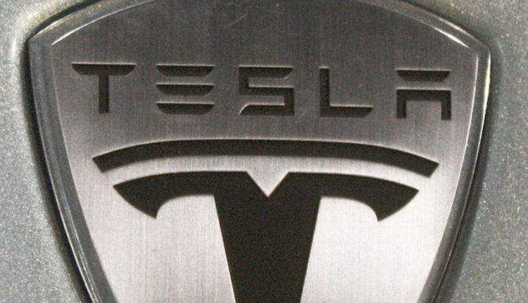 Владелец Tesla бесплатно зарядил машину у спящего соседа - newtvnews.ru - шт.Флорида