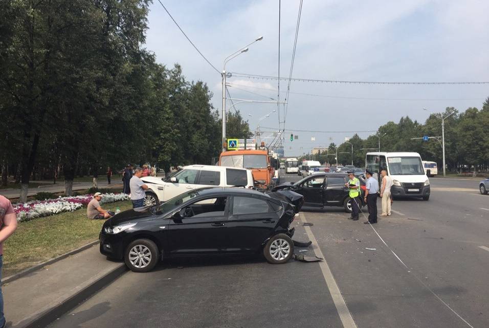 В Уфе столкнулись 6 автомобилей: есть пострадавший - bash.news - Башкирия - Уфа