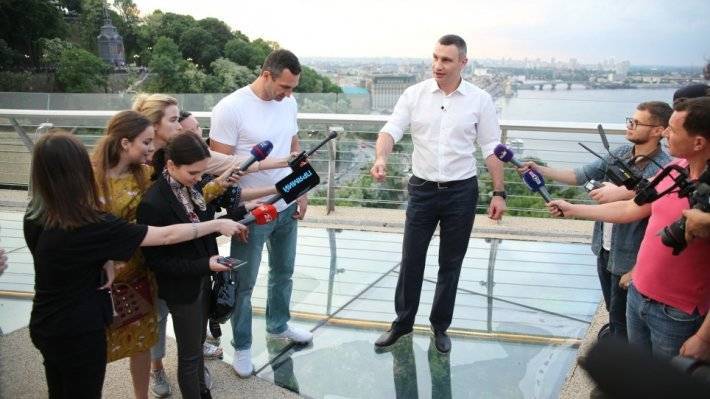 Кличко - Стекло на пешеходном «мосту Кличко» в Киеве снова треснуло - polit.info - Киев - Киев