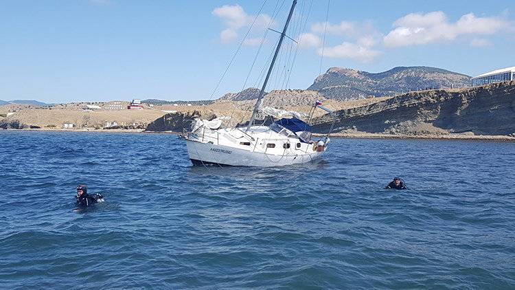 У яхты, севшей на мель под Судаком, обнаружили пробоину - crimea.ria.ru - Крым - Симферополь