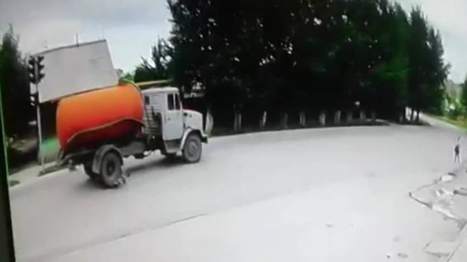 Жуткие кадры из Башкирии: Водитель без прав на грузовике переехал ребенка - piter.tv - Чебоксары