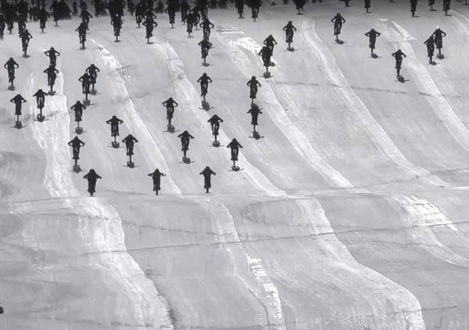 Сотни велосипедистов съехали с Адской горы в Альпах и попали в завал (видео) - ya62.ru