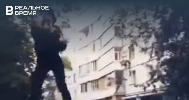 Станцевавшая на крышах автомобилей в Казани девушка явилась в полицию - realnoevremya.ru - Казань - Татарстан