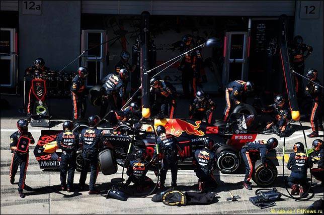 Льюис Хэмилтон - Максим Ферстаппен - DHL Fastest Pit Stop Award: Механики Red Bull быстрее всех - все новости Формулы 1 2019 - f1news.ru - Германия