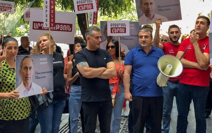 Aram Nersesyan - Роберт Кочарян - Левон Тер-Петросян - "Приватизированное правосудие": сторонники Кочаряна провели акцию протеста у правительства - ru.armeniasputnik.am - Армения - Ереван
