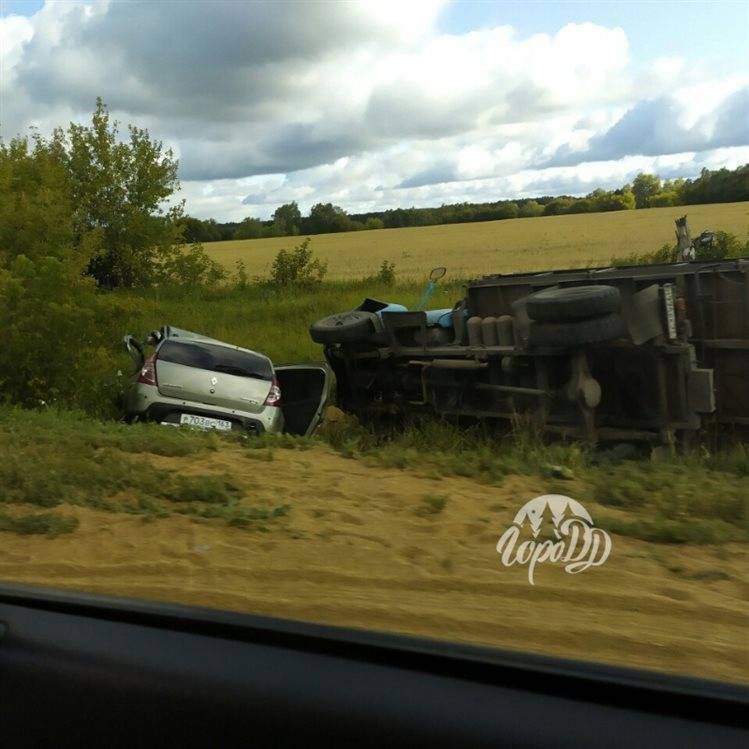 В Мелекесском районе столкнулись три автомобиля. Не обошлось без пострадавших - ulpravda.ru - Россия - Самара - Ульяновская