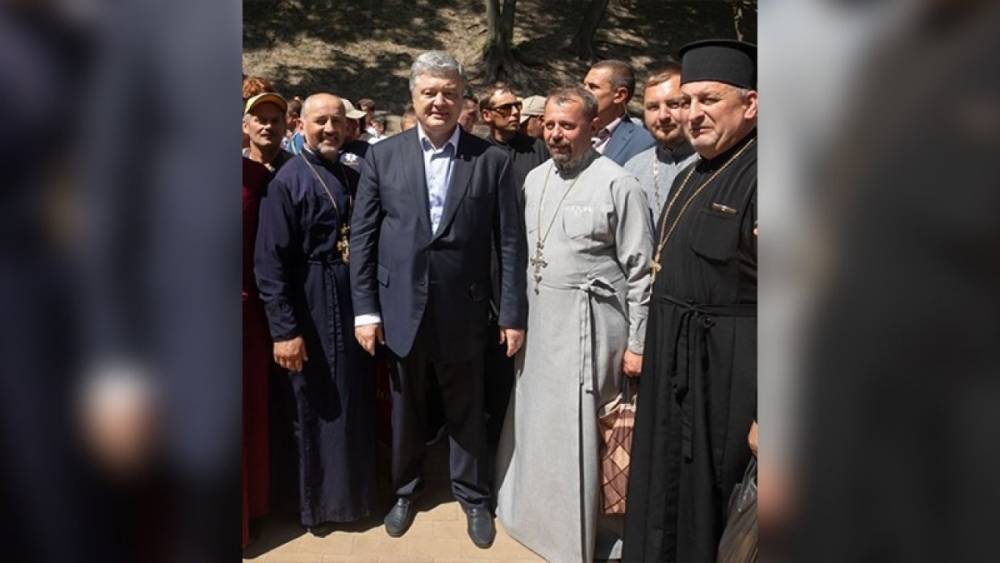 Петр Порошенко - Виталий Кличко - Михаил Саакашвили - Александр Волков - Не умеющего носить пиджак Порошенко высмеяли в соцсетях - riafan.ru - Москва - Украина - Израиль - Киев - Одесская обл.
