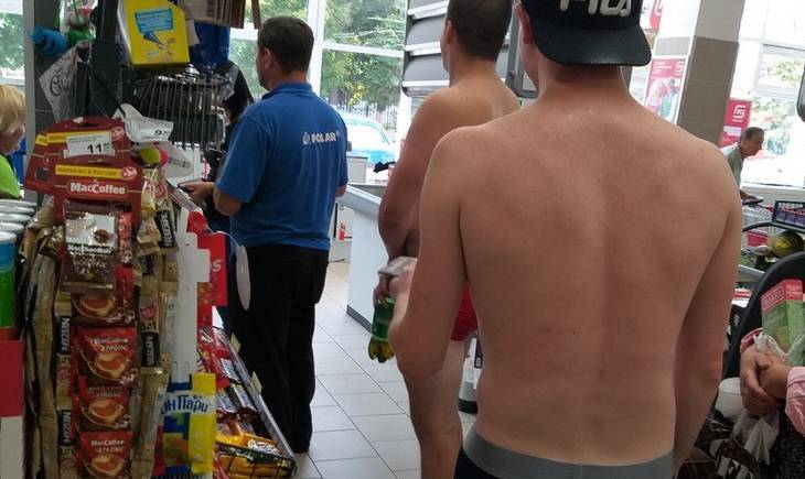 Жителей Брянска удивили полуголые парни в магазине - bragazeta.ru - Брянск