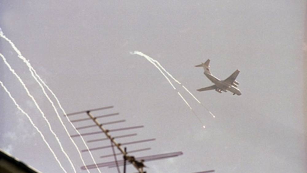 Военный самолет в Пакистане рухнул на жилые дома, 19 погибших – видео - tsargrad.tv - Пакистан