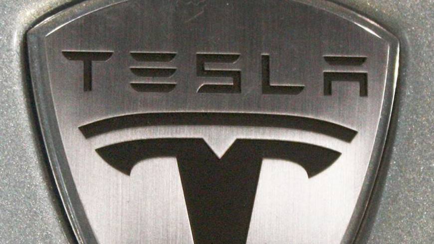 Владелец Tesla бесплатно зарядил машину у спящего соседа - mir24.tv - шт.Флорида