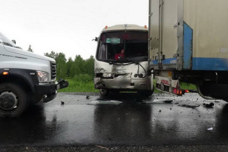 На зауральской трассе рейсовый пассажирский автобус врезался в стоящую фуру - kikonline.ru - Россия - Казахстан - Тюменская обл. - Курганская обл. - Курган