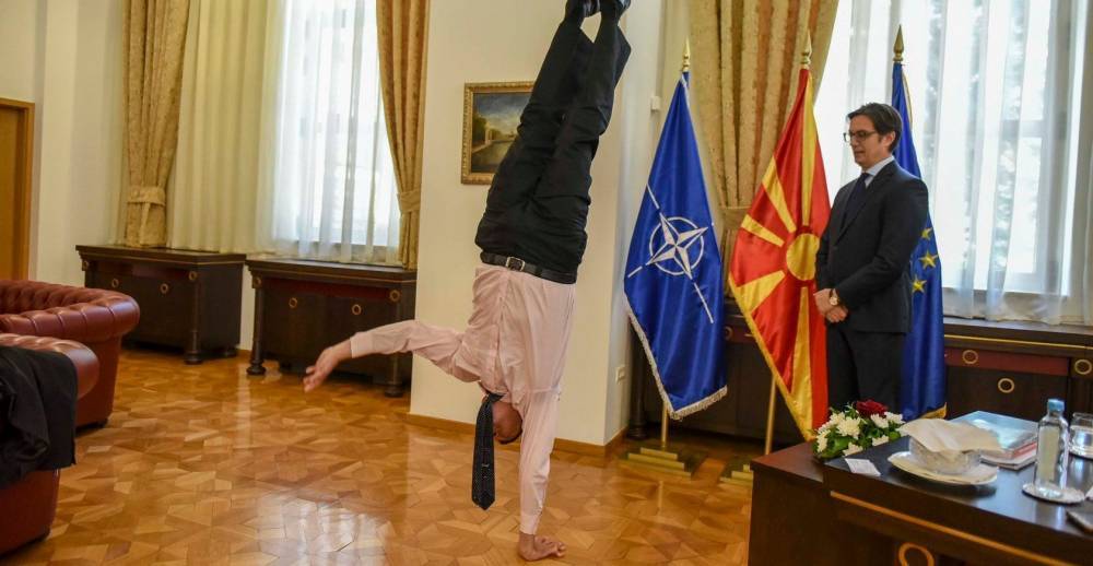 Родриго Дутерт - Посол Израиля встал вверх ногами на одну руку перед президентом - isroe.co.il - Израиль - Македония - Филиппины