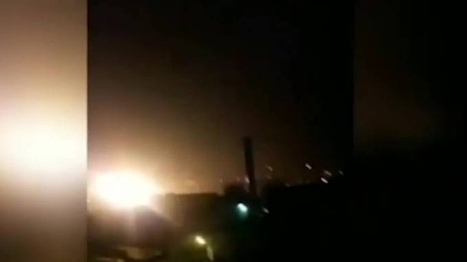 Очевидец снял на видео момент падения самолета на жилые дома в Пакистане - piter.tv - Пакистан - шт. Калифорния
