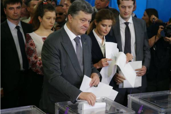 Петр Порошенко - СМИ: Порошенко вместе с семьей покинул страну - trud.ru - Украина - Киев - Турция - Стамбул