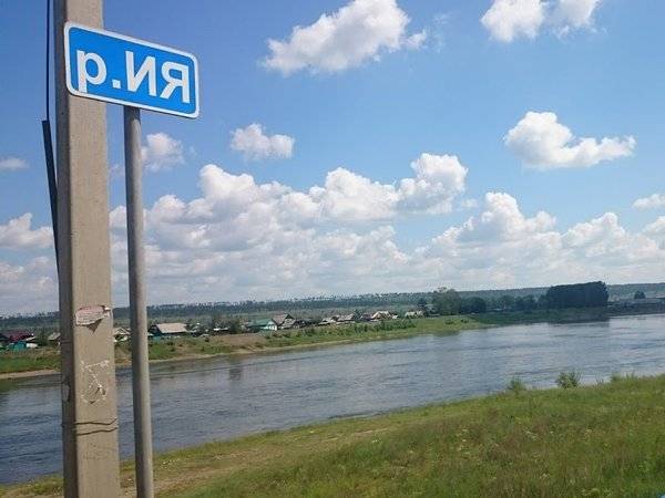 Сергей Левченко - В Иркутской области вода в реке Ия перелилась через защитную дамбу - polit.ru - Россия - Иркутская обл. - Тулун