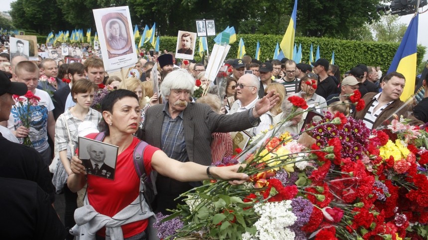 Владимир Зеленский - Максим Бужанский - Видео: Бужанский назвал «дебилами» желающих отменить 9 мая - 5-tv.ru - Украина
