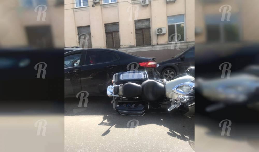 В Смоленске легковушка снесла мотоциклиста - readovka.ru - Смоленск