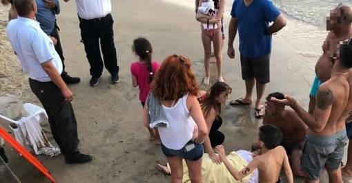 Драма в Бат-Яме: девочка упала с настила на пляже и оказалась в больнице - vesty.co.il - Бат-Яма