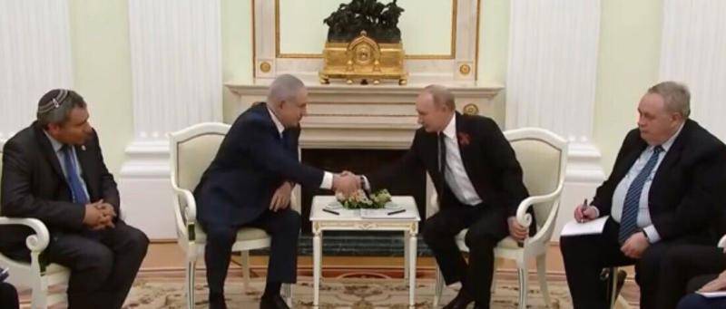 Дональд Трамп - Владимир Путин - Биньямин Нетаньяху - Нарендра Моди - Плакат с изображением Путина и Нетаньяху вывесили в Тель-Авиве - vm.ru - Россия - США - Израиль - Индия