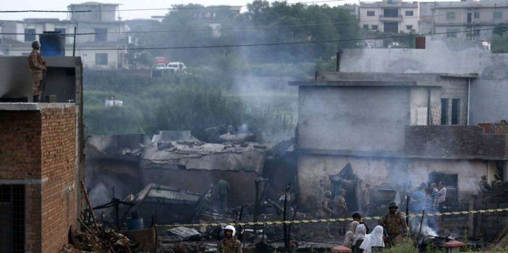Военный самолет рухнул на жилые дома в Пакистане: погибли 19 человек - nur.kz - Пакистан