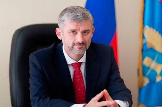 Сергей Неверов - Евгений Дитрих - Федот Тумусов - Глава Минтранса поддержал предложение вернуть курилки в аэропорты - pnp.ru - Россия