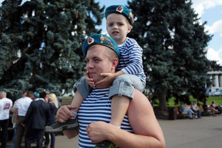 Посетителей парка Горького накормят гречкой с тушенкой в День ВДВ - vm.ru - Москва