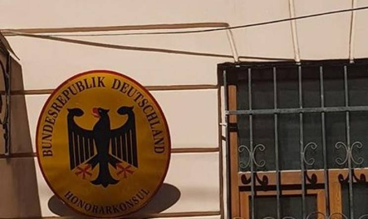 В Черновцах со здания консульства Германии украли немецкий флаг - politnavigator.net - Украина - Германия - Черновицкая обл. - Черновцы