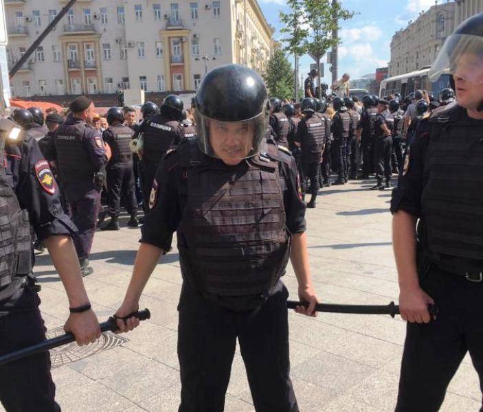 Александр Брод - Парни в чёрной форме хватали девушек, вызвавших у них интерес - newsnord.ru - Москва