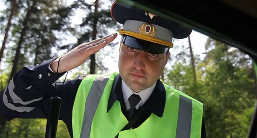 В Смоленской области пьяный водитель попытался откупиться от гаишника рублями и долларами - readovka.ru - Россия